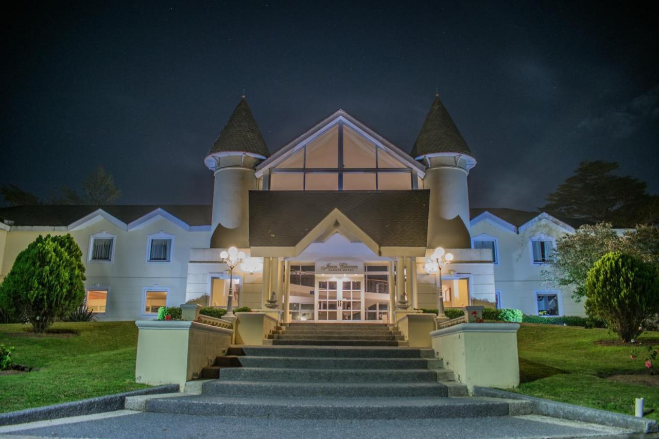 Parque Hotel Jean Clevers بونتا دل استي المظهر الخارجي الصورة The clubhouse at the Royal County Down Golf Club
