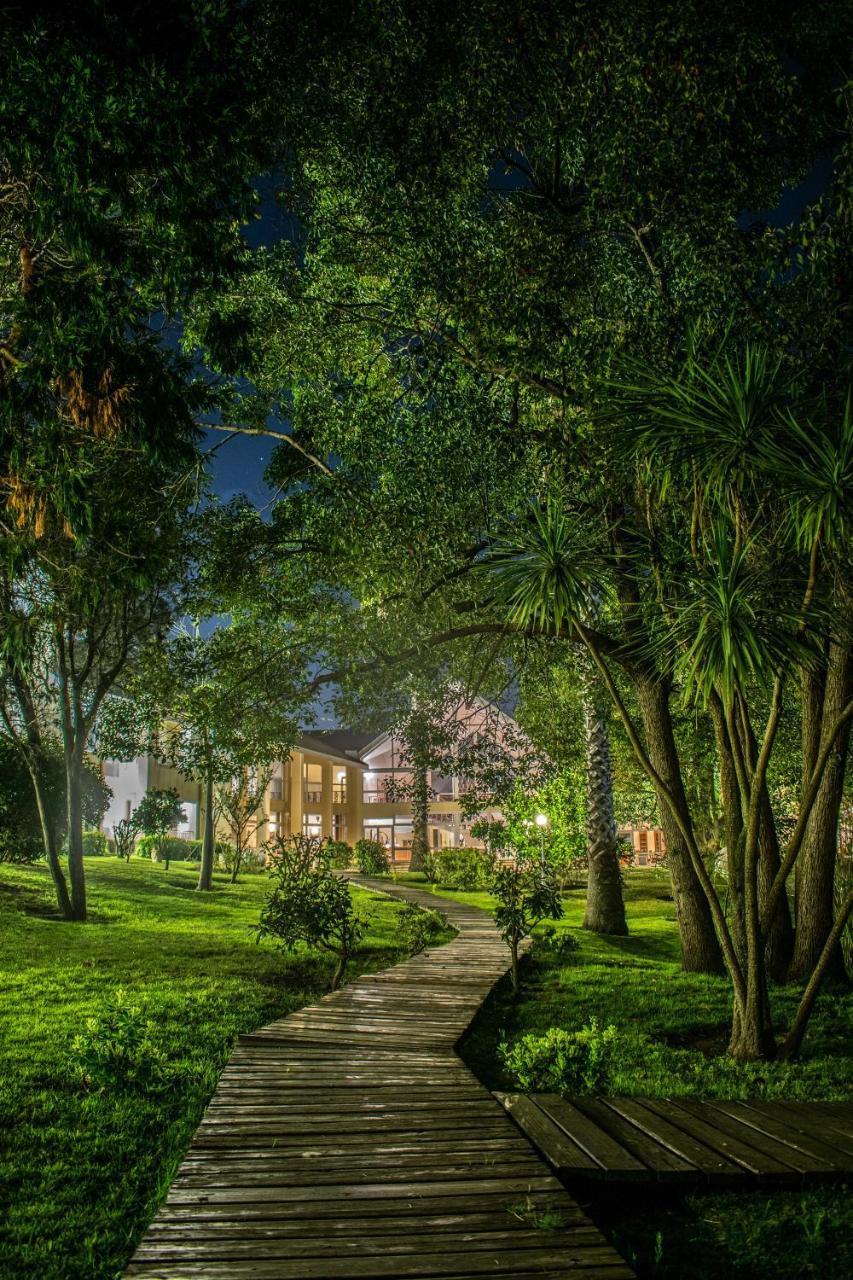 Parque Hotel Jean Clevers بونتا دل استي المظهر الخارجي الصورة The hotel at night